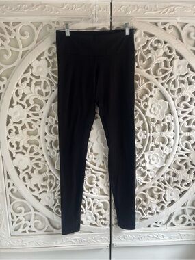Lululemon Black Leggings Size 6 | Mid Rise | Classic Activewear